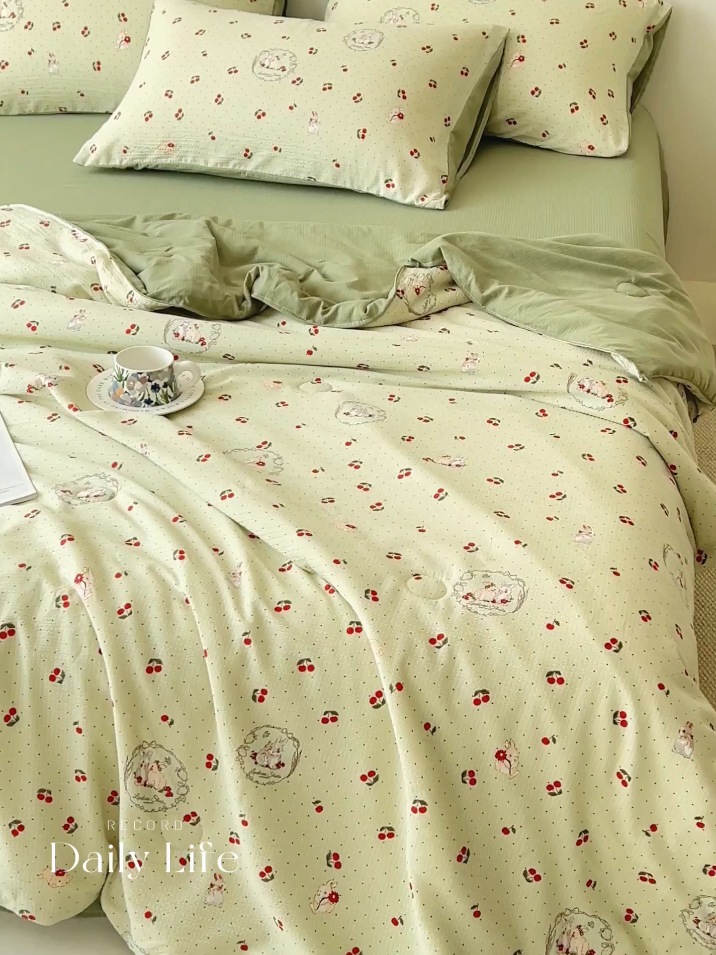 91家纺网 家纺一手货源 找家纺 畅销被业 2026新款A类泡芙棉印花夏被四件套 樱桃小兔