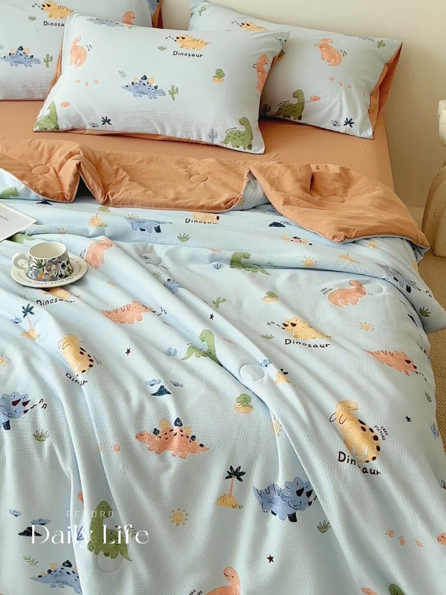 91家纺网 家纺一手货源 找家纺 畅销被业 2026新款A类泡芙棉印花夏被四件套 恐龙乐园