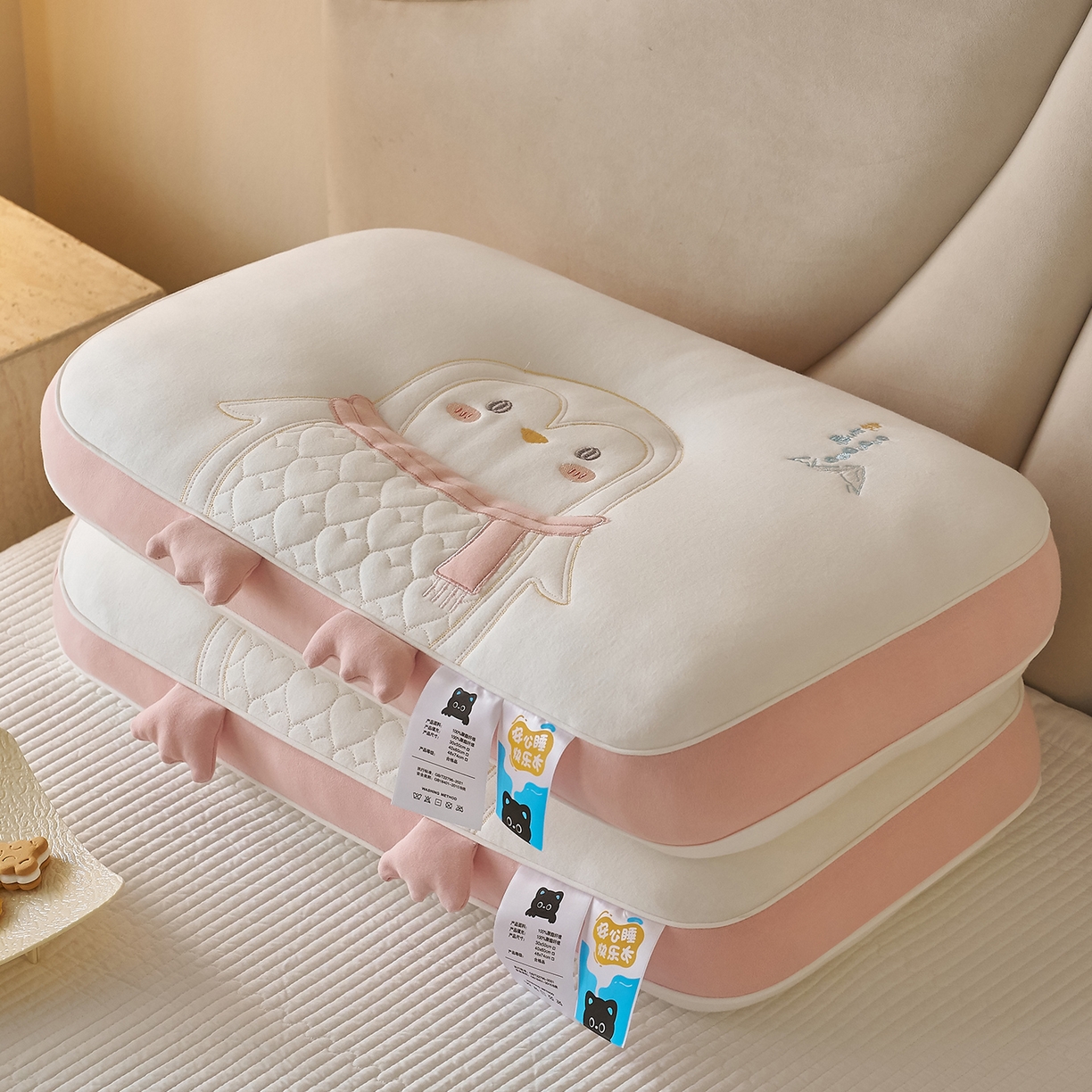 91家纺网 家纺一手货源 找家纺 乐可 2026新款卡通儿童枕 氧气鹅粉