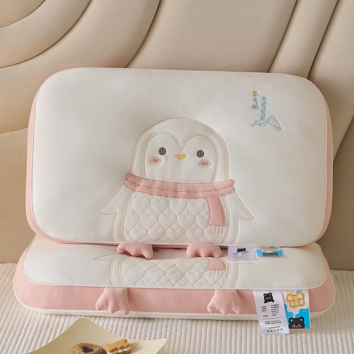 91家纺网 家纺一手货源 找家纺 乐可 2026新款卡通儿童枕 氧气鹅粉