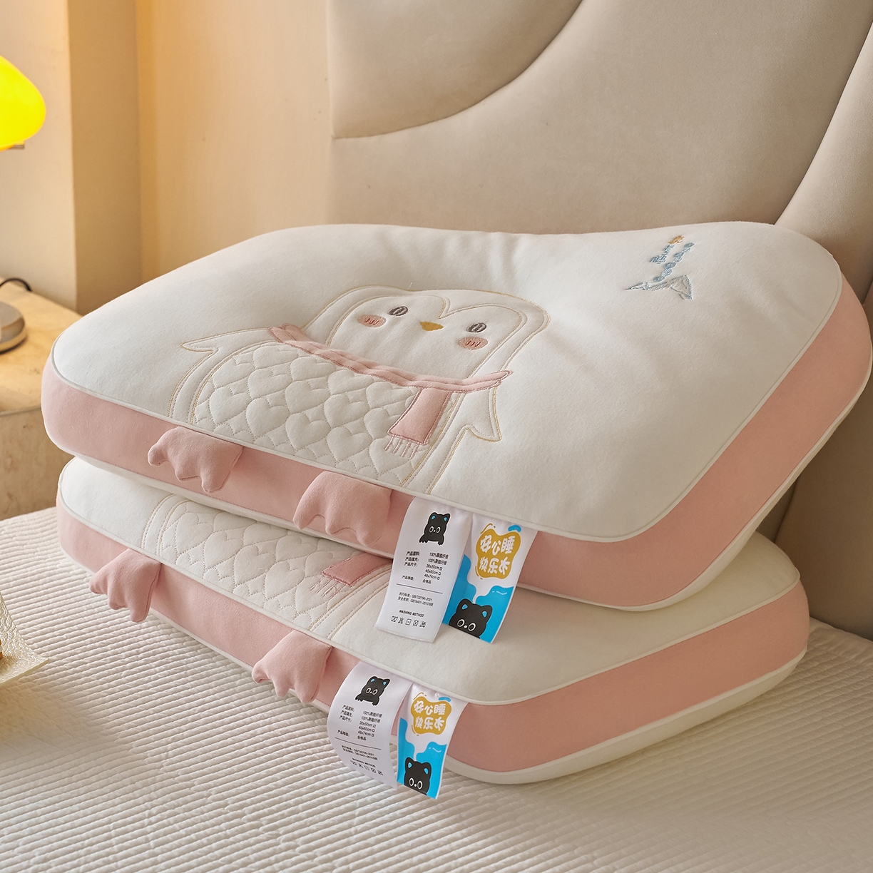 91家纺网 家纺一手货源 找家纺 乐可 2026新款卡通儿童枕 氧气鹅粉