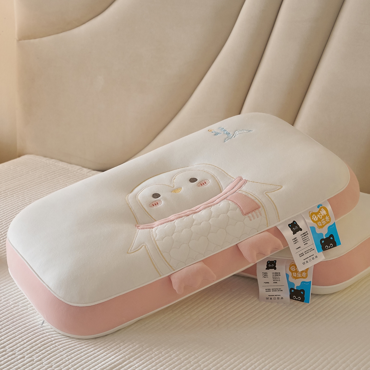 91家纺网 家纺一手货源 找家纺 乐可 2026新款卡通儿童枕 氧气鹅粉