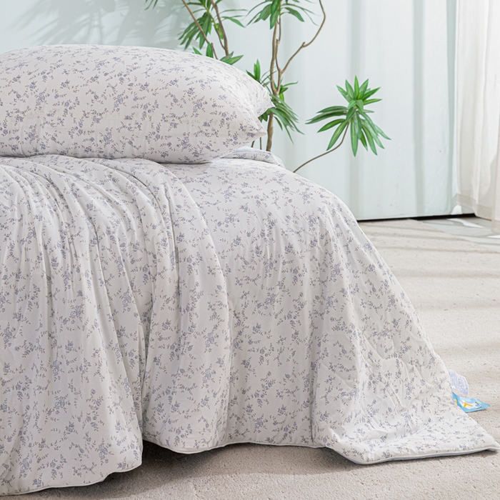 91家纺网 家纺一手货源 找家纺 苏羿家纺 2026春夏新款A类踩棉工艺凉感丝印花夏被夏凉被空调被 春日兰