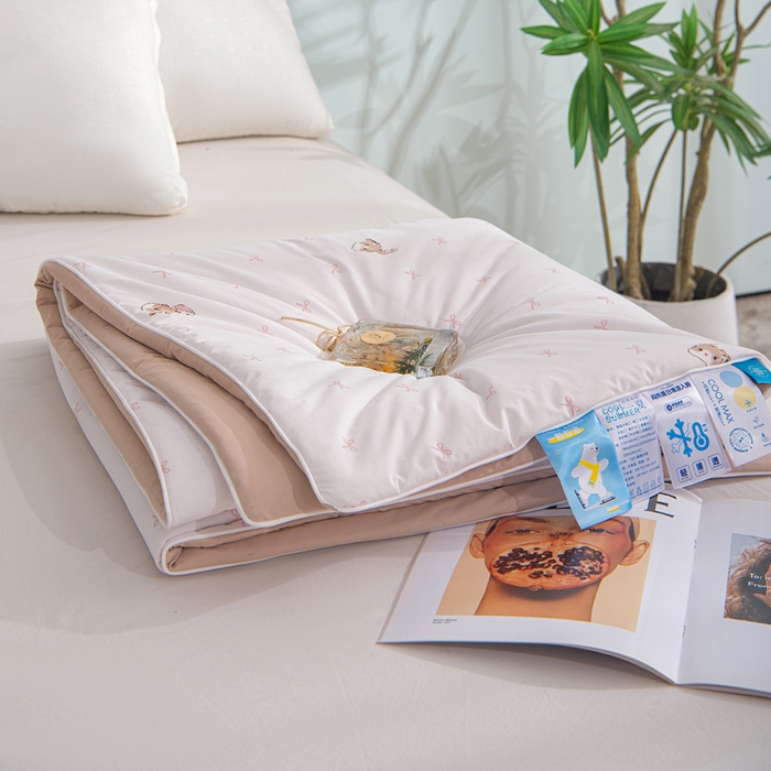 91家纺网 家纺一手货源 找家纺 苏羿家纺 2026春夏新款A类踩棉工艺凉感丝印花夏被夏凉被空调被 可可小姐