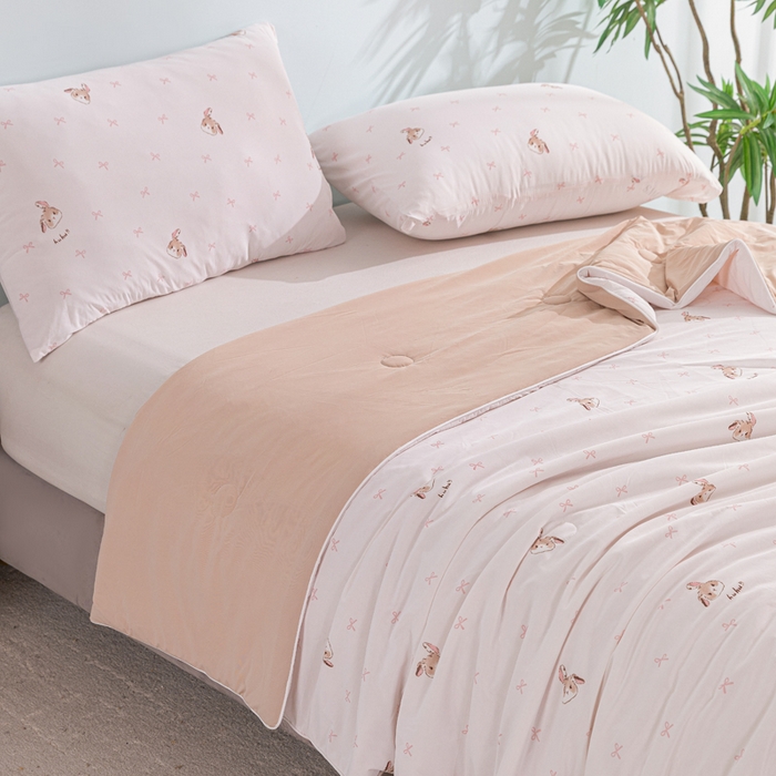 91家纺网 家纺一手货源 找家纺 苏羿家纺 2026春夏新款A类踩棉工艺凉感丝印花夏被夏凉被空调被 可可小姐