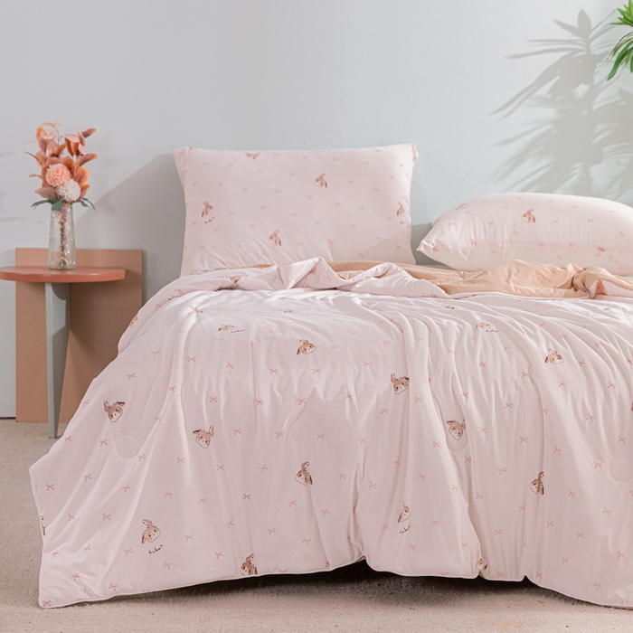 91家纺网 家纺一手货源 找家纺 苏羿家纺 2026春夏新款A类踩棉工艺凉感丝印花夏被夏凉被空调被 可可小姐