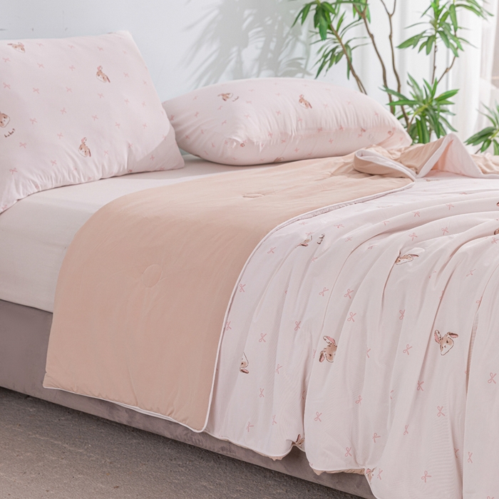 91家纺网 家纺一手货源 找家纺 苏羿家纺 2026春夏新款A类踩棉工艺凉感丝印花夏被夏凉被空调被 可可小姐