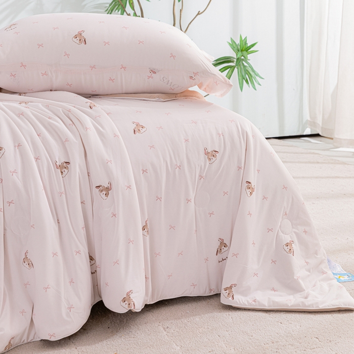 91家纺网 家纺一手货源 找家纺 苏羿家纺 2026春夏新款A类踩棉工艺凉感丝印花夏被夏凉被空调被 可可小姐