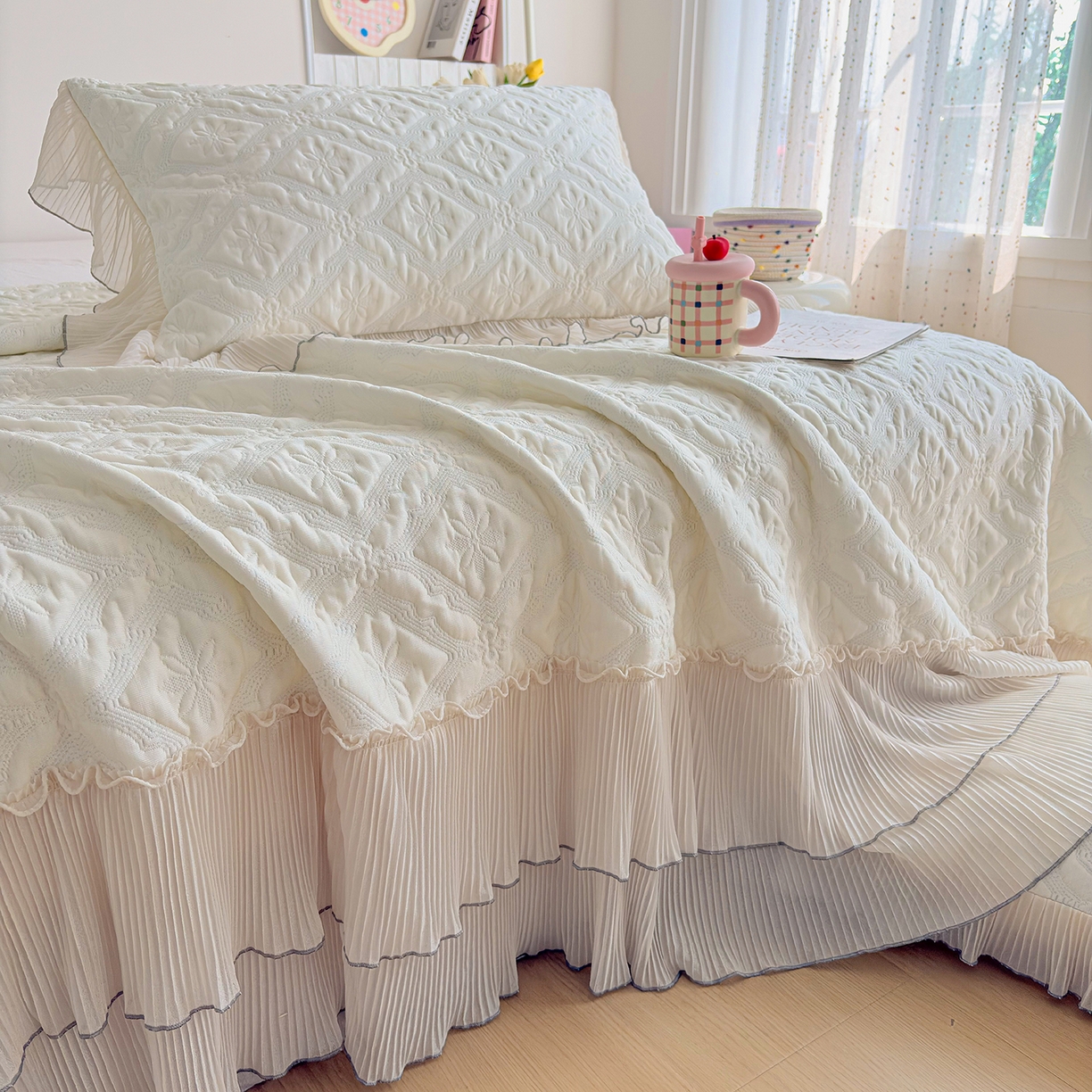 91家纺网 家纺一手货源 找家纺 暖芯家纺 2026新款PE乙纶高克重凉感丝网纱床裙凉席席子三件套 洛芙漫-奶昔白