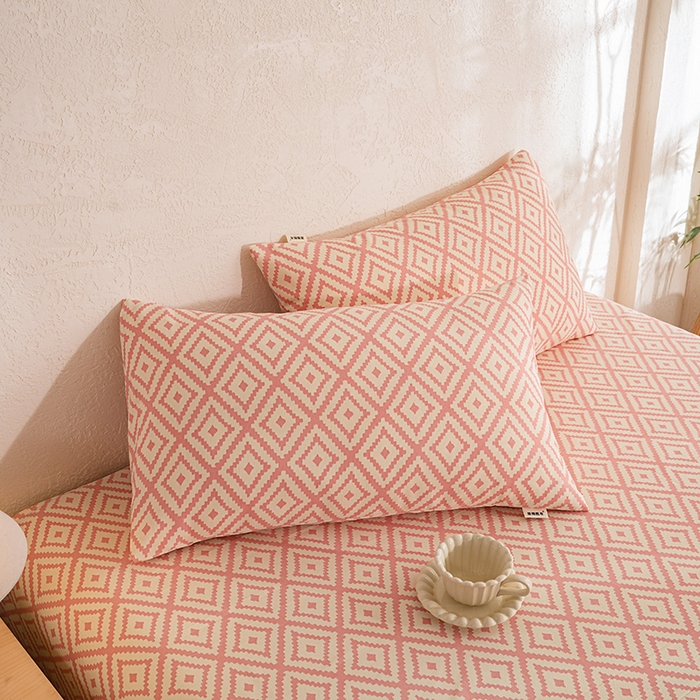 91家纺网 家纺一手货源 找家纺 博弈家纺   2026新款亲肤舒适原棉老粗布床单凉席三件套系列 图文迷宫-黄