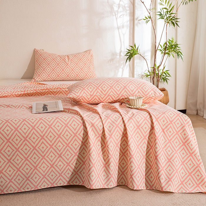 91家纺网 家纺一手货源 找家纺 博弈家纺   2026新款亲肤舒适原棉老粗布床单凉席三件套系列 图文迷宫-黄