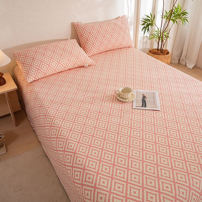 91家纺网 家纺一手货源 找家纺 博弈家纺   2026新款亲肤舒适原棉老粗布床单凉席三件套系列 图文迷宫-黄