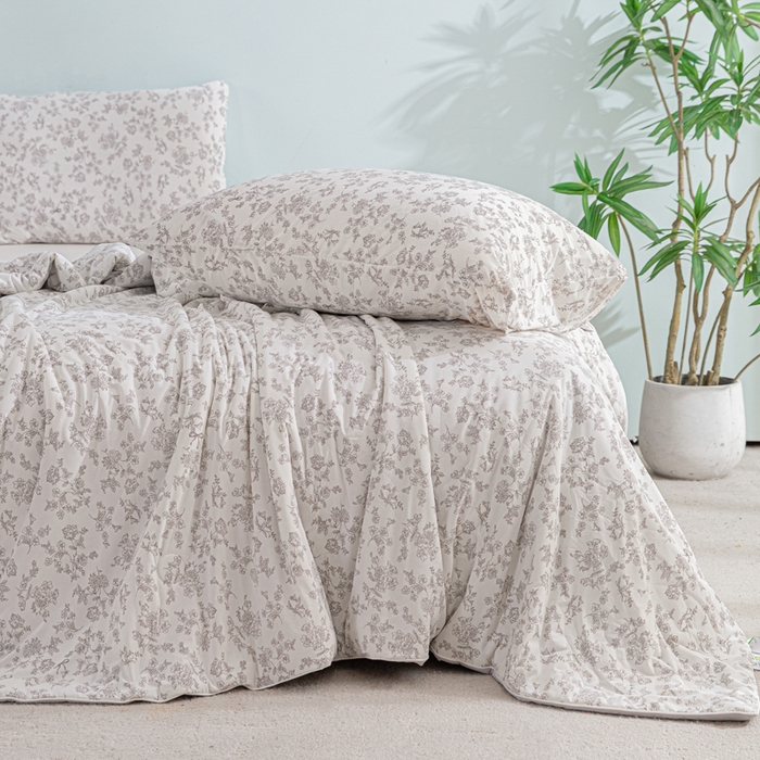 91家纺网 家纺一手货源 找家纺 苏羿家纺 2026春夏新款A类踩棉工艺凉感丝印花夏被夏凉被空调被 香颂