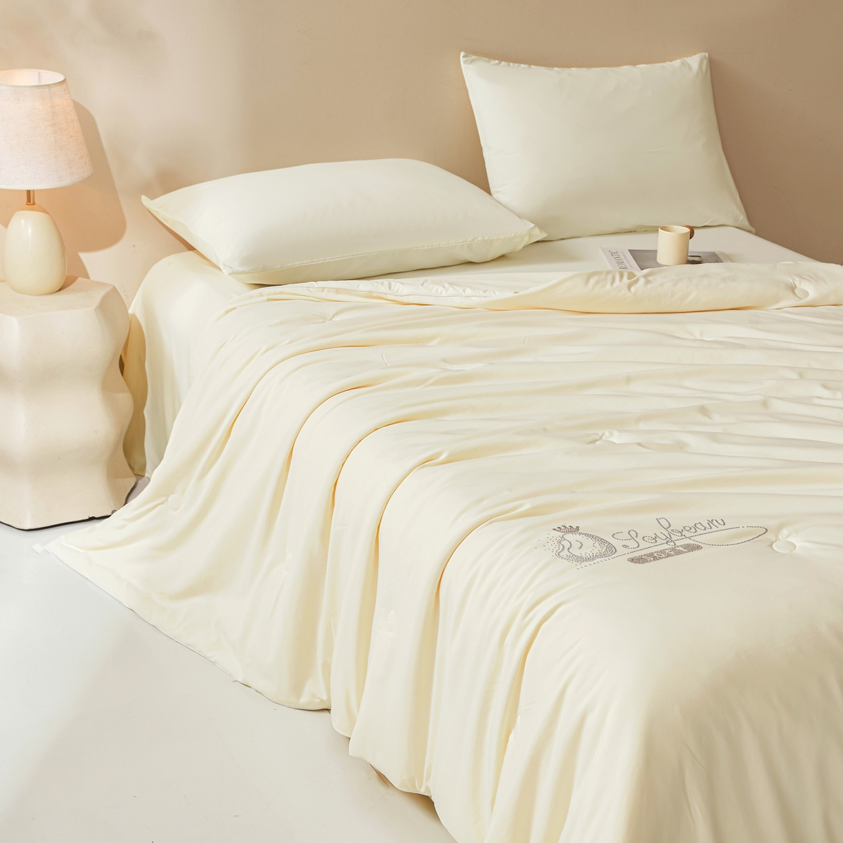 91家纺网 家纺一手货源 找家纺 晓时候 2026新款大豆纤维夏凉被仿锦氨凉感夏被烫钻空调被被子被芯 奶油白