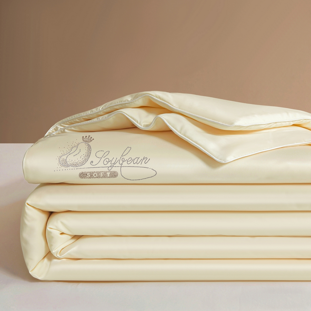 91家纺网 家纺一手货源 找家纺 晓时候 2026新款大豆纤维夏凉被仿锦氨凉感夏被烫钻空调被被子被芯 奶油白