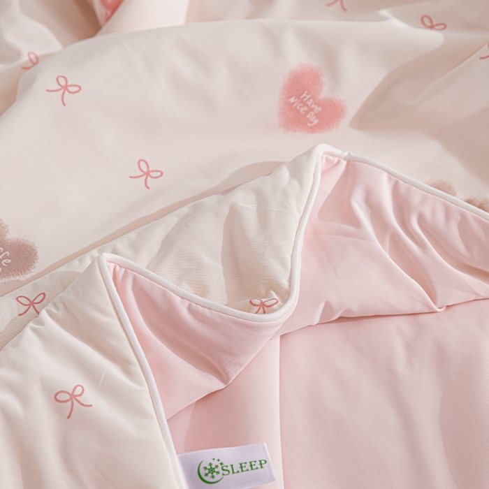 91家纺网 家纺一手货源 找家纺 苏羿家纺 2026春夏新款A类踩棉工艺凉感丝印花夏被夏凉被空调被 心动