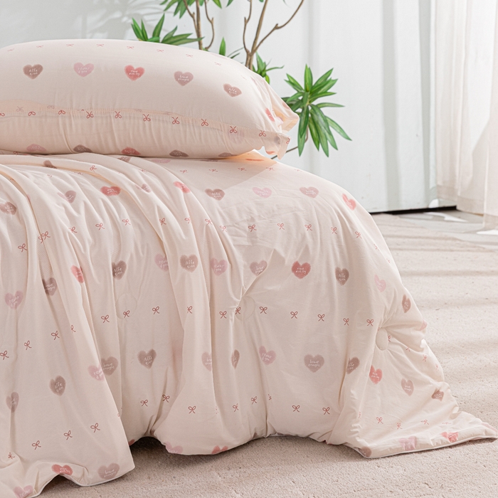 91家纺网 家纺一手货源 找家纺 苏羿家纺 2026春夏新款A类踩棉工艺凉感丝印花夏被夏凉被空调被 心动