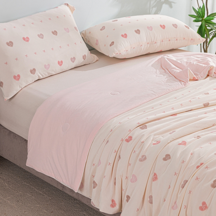 91家纺网 家纺一手货源 找家纺 苏羿家纺 2026春夏新款A类踩棉工艺凉感丝印花夏被夏凉被空调被 心动