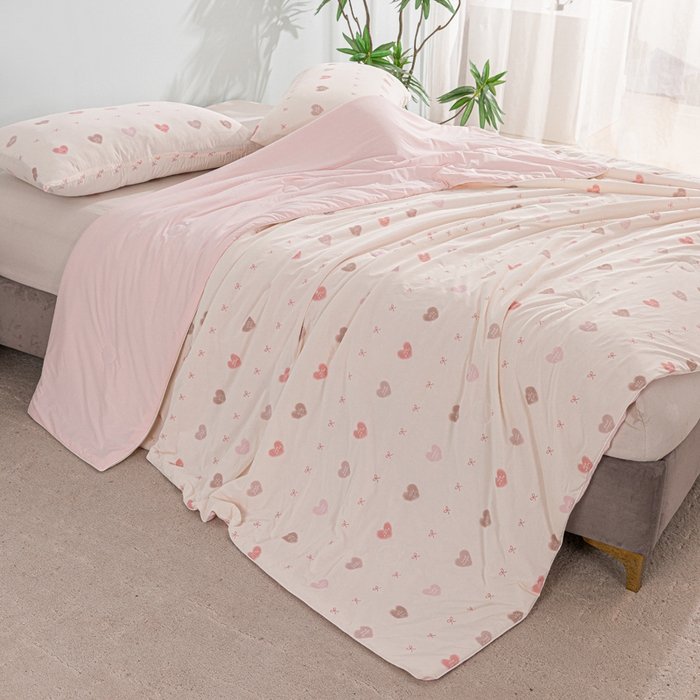 91家纺网 家纺一手货源 找家纺 苏羿家纺 2026春夏新款A类踩棉工艺凉感丝印花夏被夏凉被空调被 心动