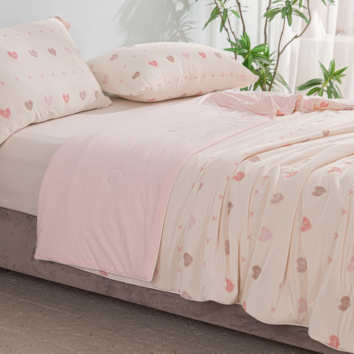 91家纺网 家纺一手货源 找家纺 苏羿家纺 2026春夏新款A类踩棉工艺凉感丝印花夏被夏凉被空调被 心动