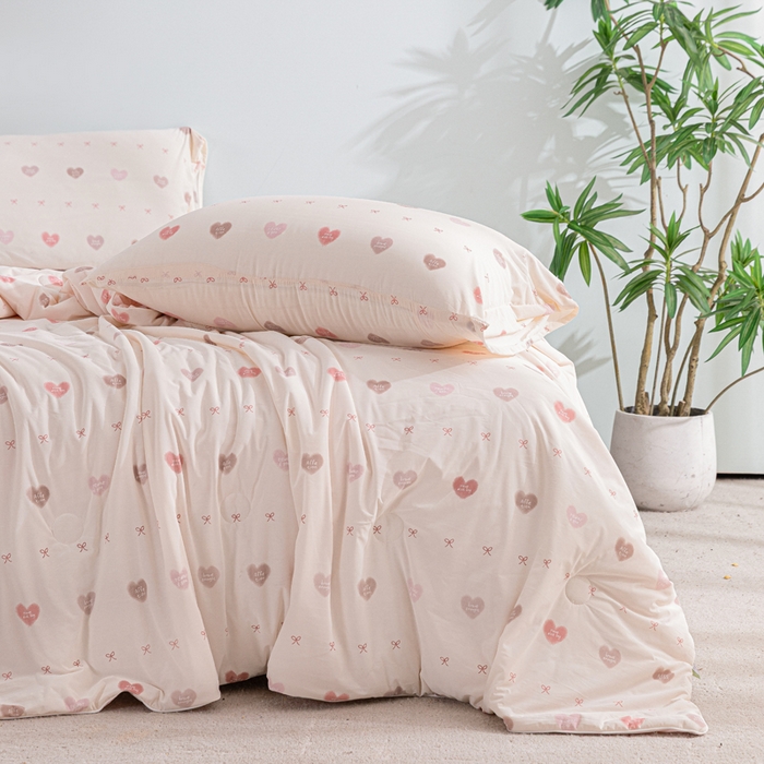 91家纺网 家纺一手货源 找家纺 苏羿家纺 2026春夏新款A类踩棉工艺凉感丝印花夏被夏凉被空调被 心动