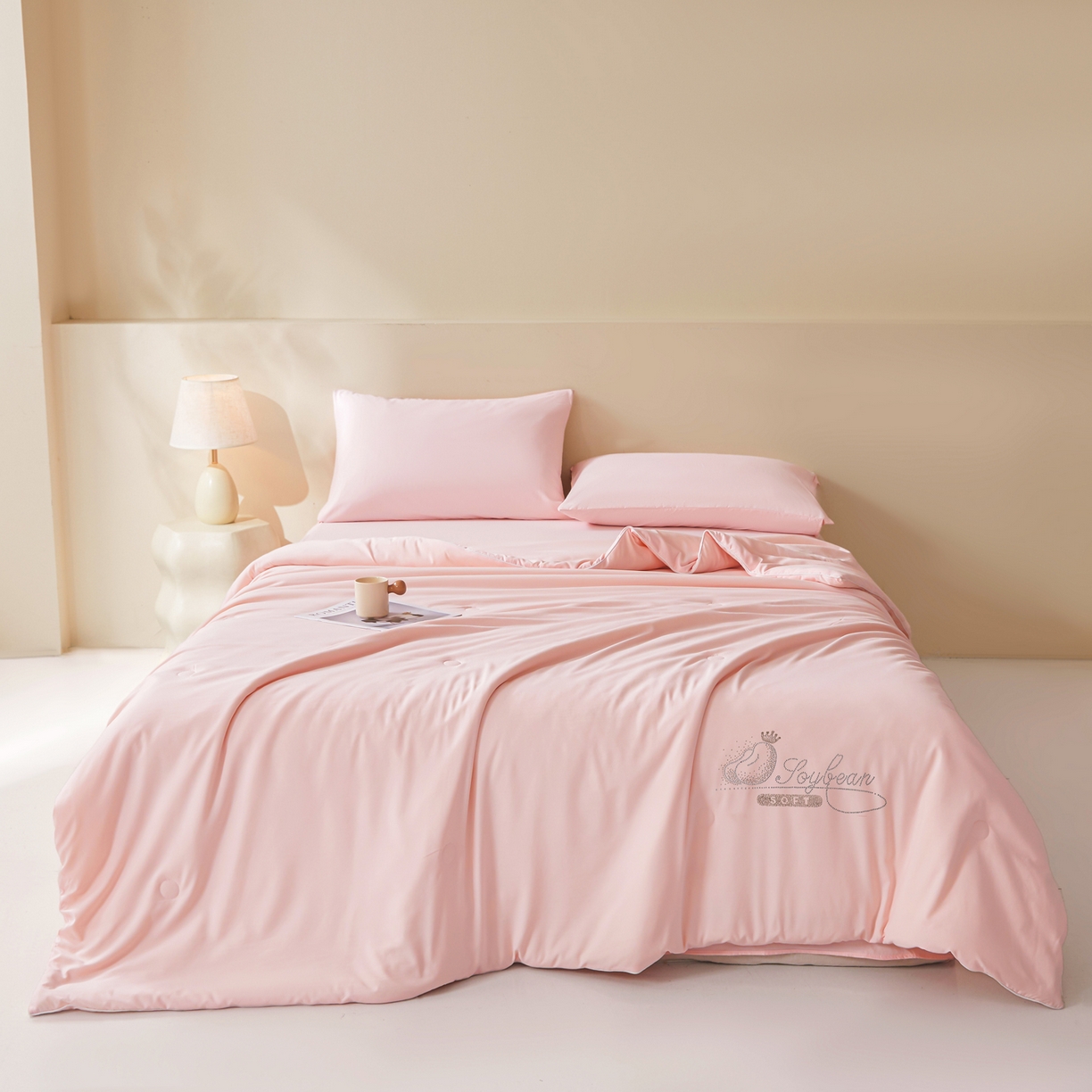 91家纺网 家纺一手货源 找家纺 晓时候 2026新款大豆纤维夏凉被仿锦氨凉感夏被烫钻空调被被子被芯 冰柔粉