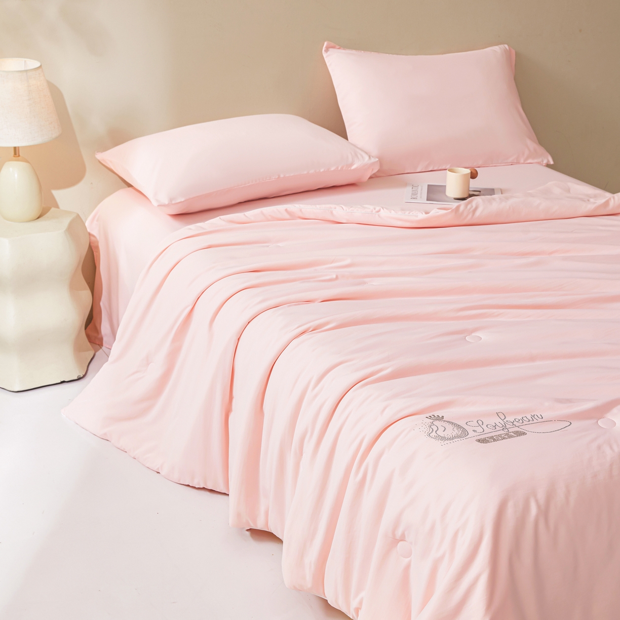 91家纺网 家纺一手货源 找家纺 晓时候 2026新款大豆纤维夏凉被仿锦氨凉感夏被烫钻空调被被子被芯 冰柔粉