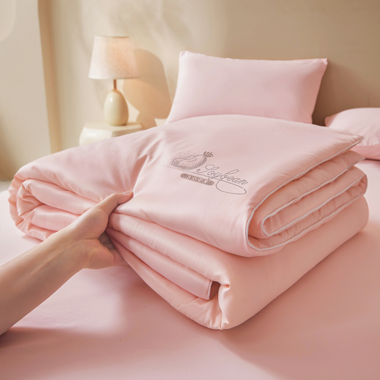 91家纺网 家纺一手货源 找家纺 晓时候 2026新款大豆纤维夏凉被仿锦氨凉感夏被烫钻空调被被子被芯 冰柔粉