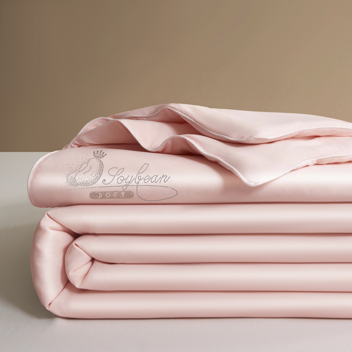 91家纺网 家纺一手货源 找家纺 晓时候 2026新款大豆纤维夏凉被仿锦氨凉感夏被烫钻空调被被子被芯 冰柔粉