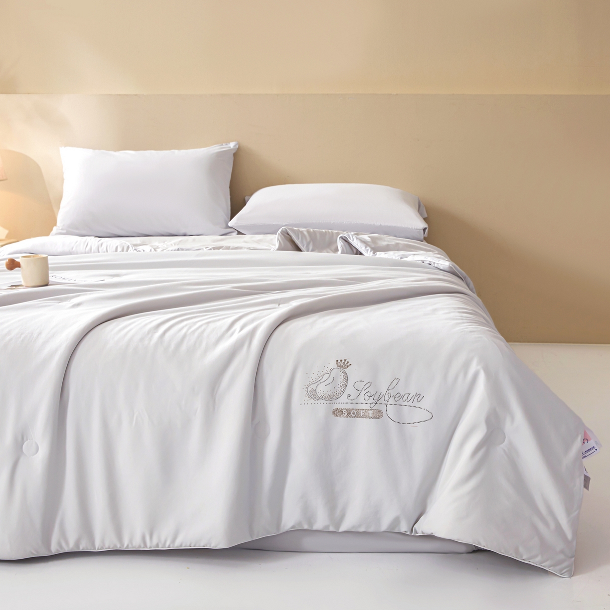 91家纺网 家纺一手货源 找家纺 晓时候 2026新款大豆纤维夏凉被仿锦氨凉感夏被烫钻空调被被子被芯 淡雅灰