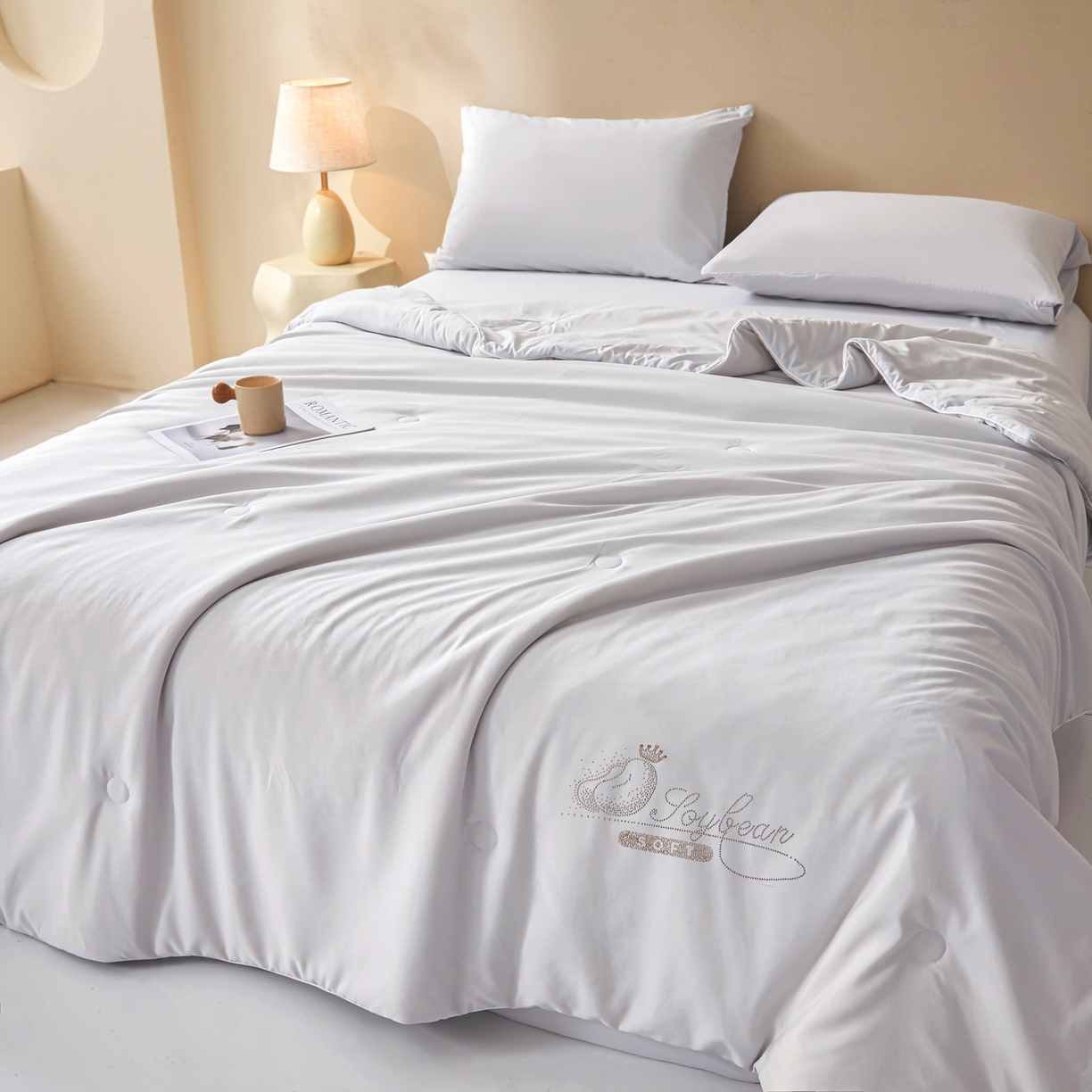 91家纺网 家纺一手货源 找家纺 晓时候 2026新款大豆纤维夏凉被仿锦氨凉感夏被烫钻空调被被子被芯 淡雅灰