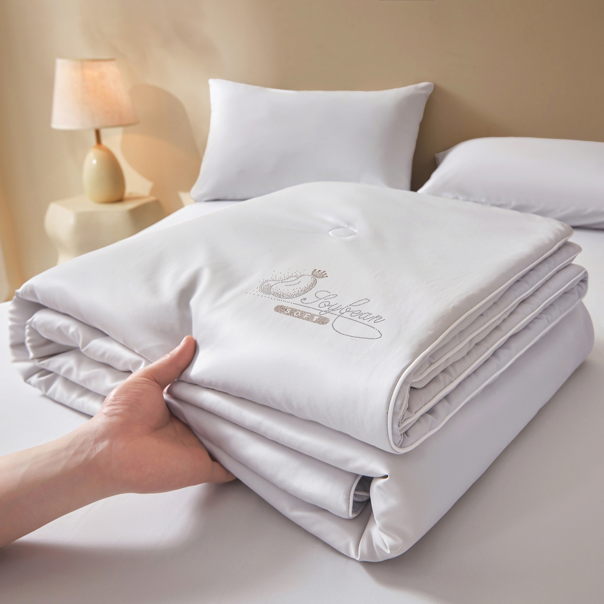 91家纺网 家纺一手货源 找家纺 晓时候 2026新款大豆纤维夏凉被仿锦氨凉感夏被烫钻空调被被子被芯 淡雅灰