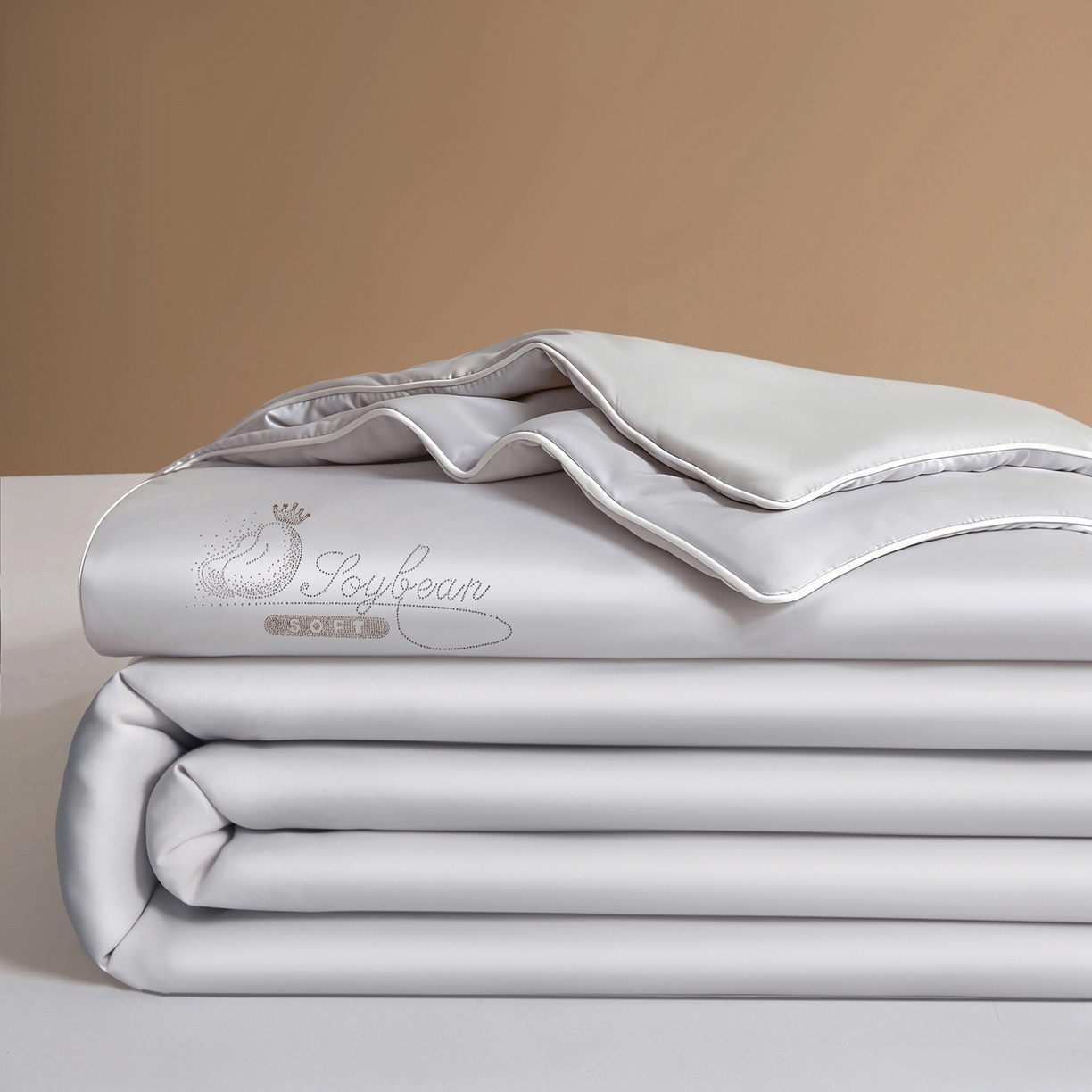 91家纺网 家纺一手货源 找家纺 晓时候 2026新款大豆纤维夏凉被仿锦氨凉感夏被烫钻空调被被子被芯 淡雅灰