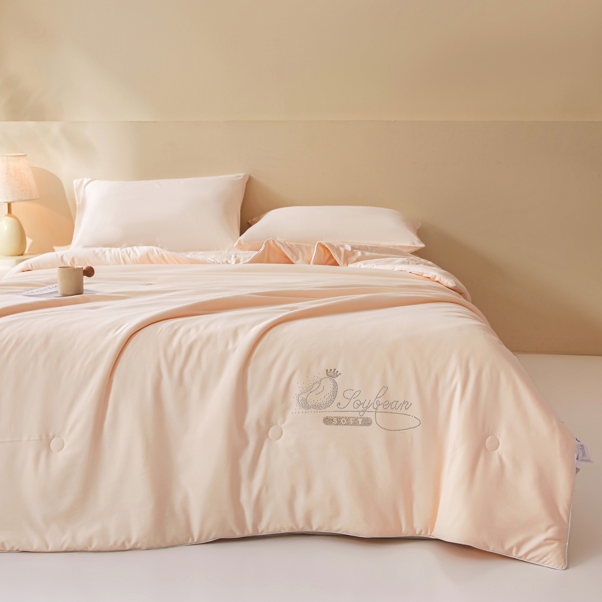 91家纺网 家纺一手货源 找家纺 晓时候 2026新款大豆纤维夏凉被仿锦氨凉感夏被烫钻空调被被子被芯 玫瑰金