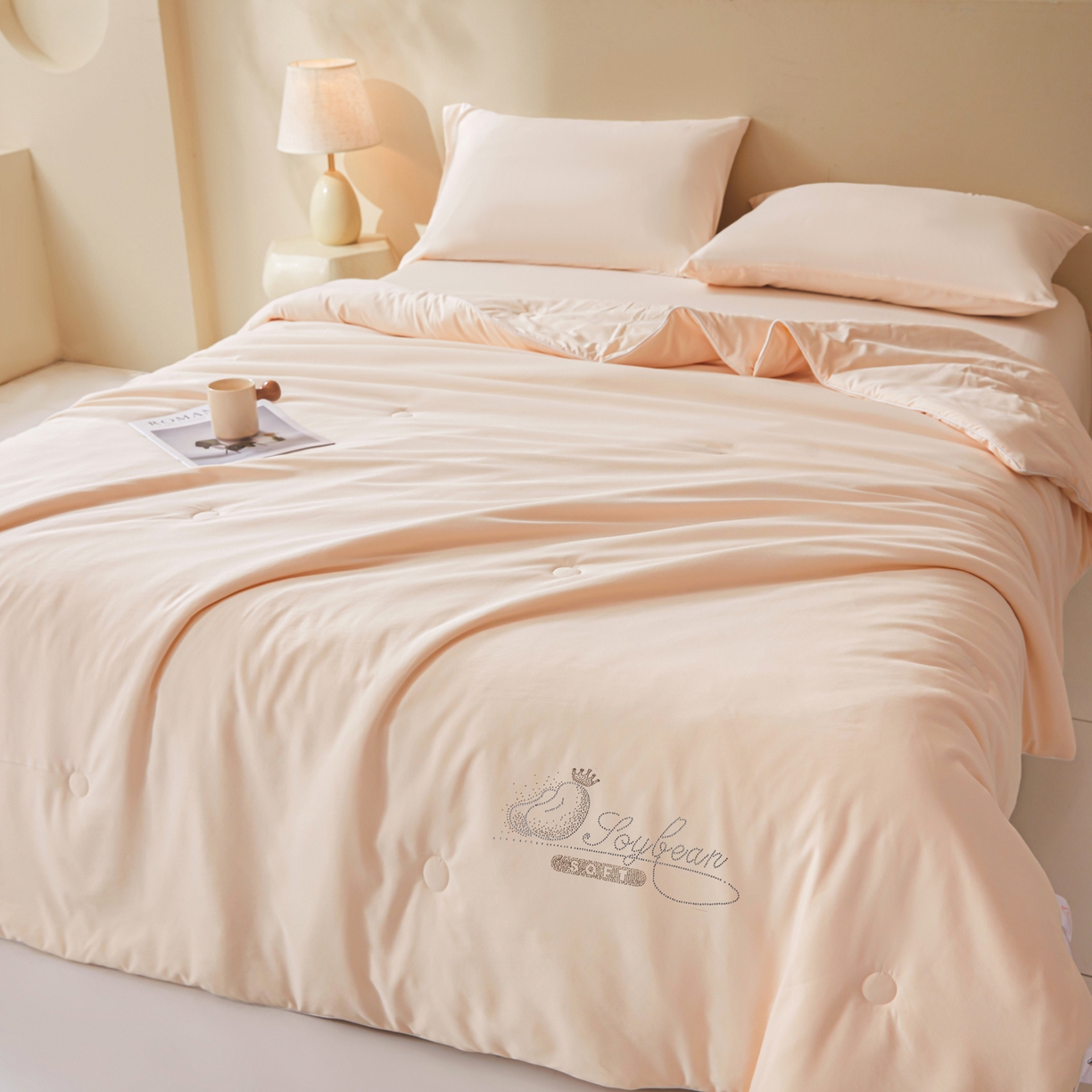 91家纺网 家纺一手货源 找家纺 晓时候 2026新款大豆纤维夏凉被仿锦氨凉感夏被烫钻空调被被子被芯 玫瑰金