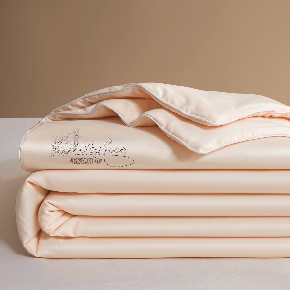 91家纺网 家纺一手货源 找家纺 晓时候 2026新款大豆纤维夏凉被仿锦氨凉感夏被烫钻空调被被子被芯 玫瑰金