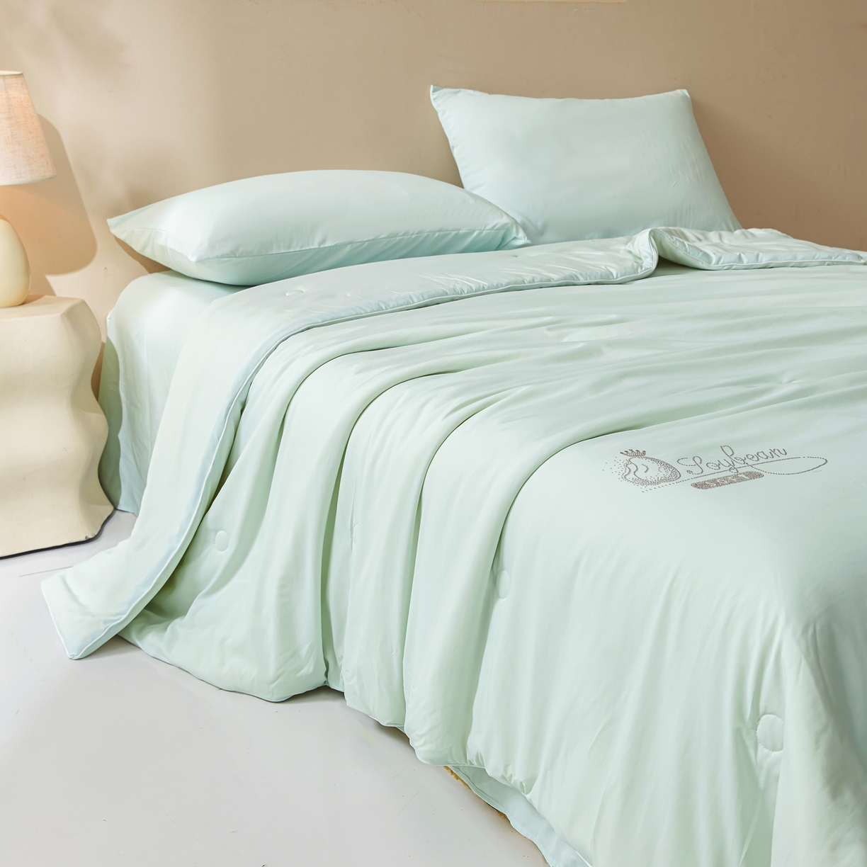 91家纺网 家纺一手货源 找家纺 晓时候 2026新款大豆纤维夏凉被仿锦氨凉感夏被烫钻空调被被子被芯 清新蓝