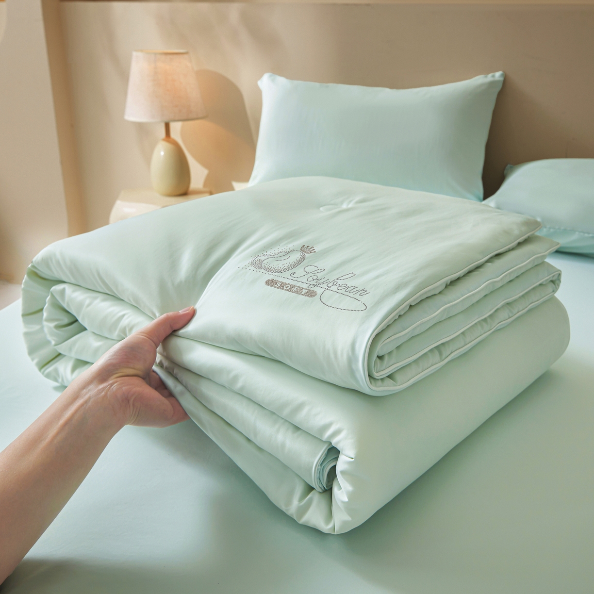 91家纺网 家纺一手货源 找家纺 晓时候 2026新款大豆纤维夏凉被仿锦氨凉感夏被烫钻空调被被子被芯 清新蓝