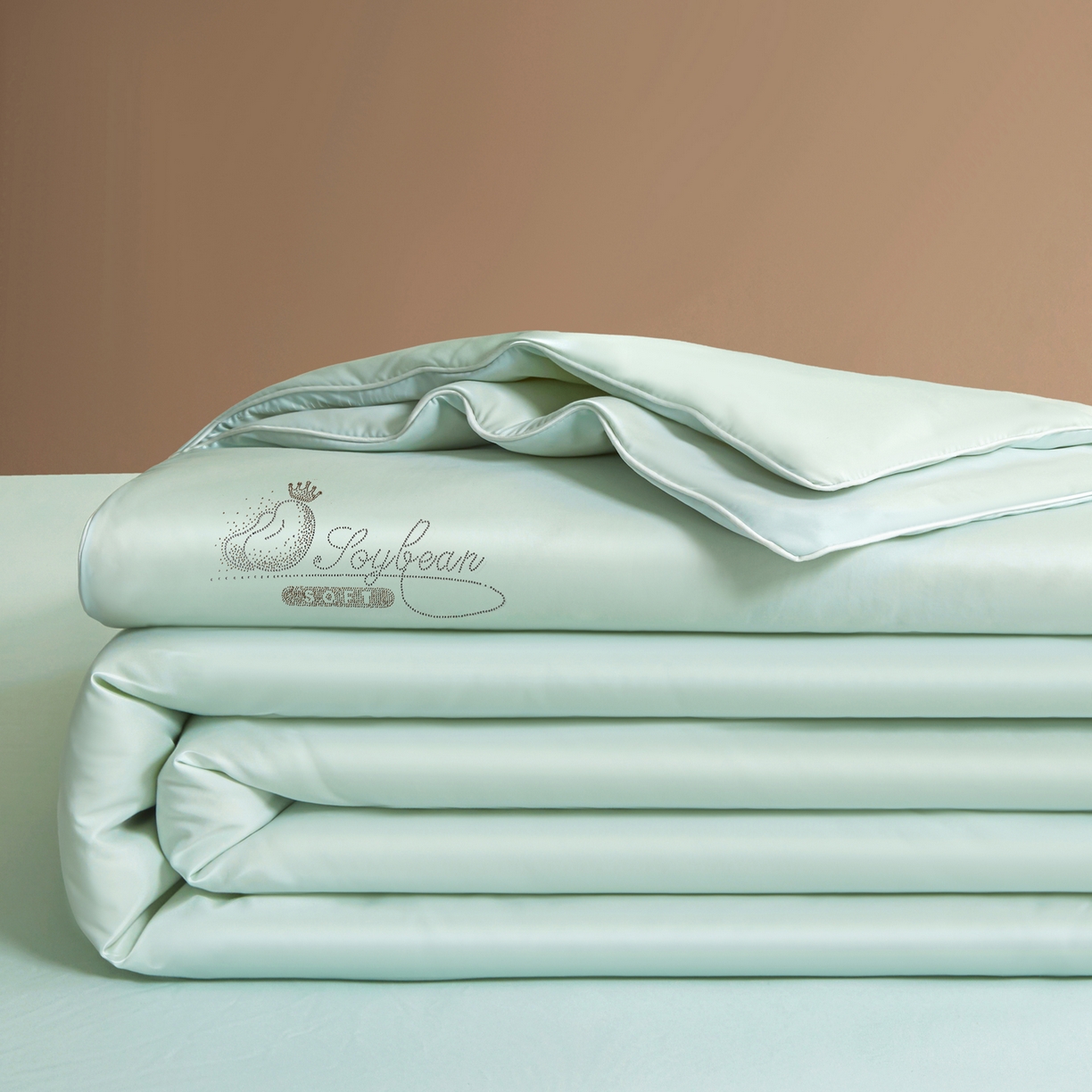 91家纺网 家纺一手货源 找家纺 晓时候 2026新款大豆纤维夏凉被仿锦氨凉感夏被烫钻空调被被子被芯 清新蓝