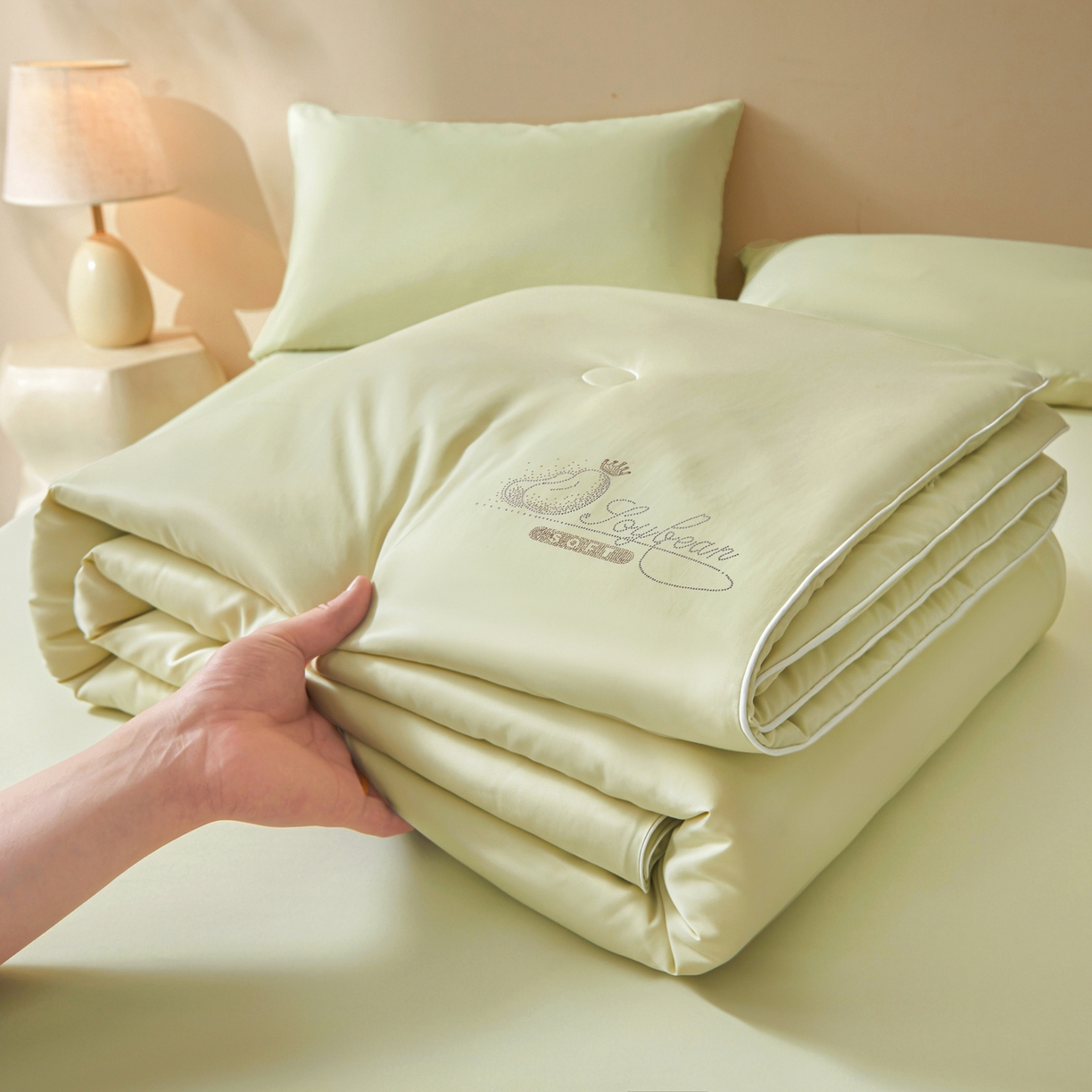 91家纺网 家纺一手货源 找家纺 晓时候 2026新款大豆纤维夏凉被仿锦氨凉感夏被烫钻空调被被子被芯 清新绿