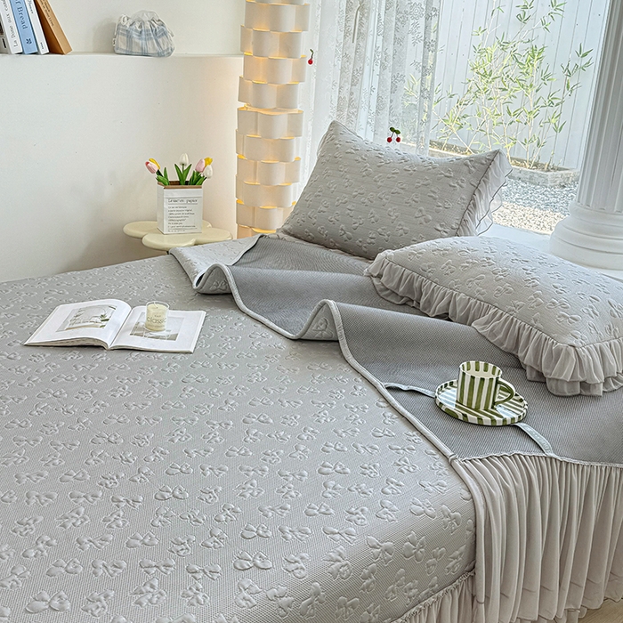 91家纺网 家纺一手货源 找家纺 金绣美居 2026新款PE高分子复合凉感席韩版床裙款凉席三件套-小确幸 （控价不低于159/169元）小确幸-灰色
