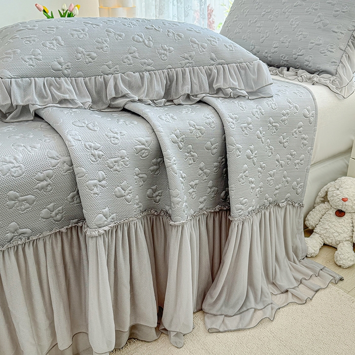 91家纺网 家纺一手货源 找家纺 金绣美居 2026新款PE高分子复合凉感席韩版床裙款凉席三件套-小确幸 （控价不低于159/169元）小确幸-灰色