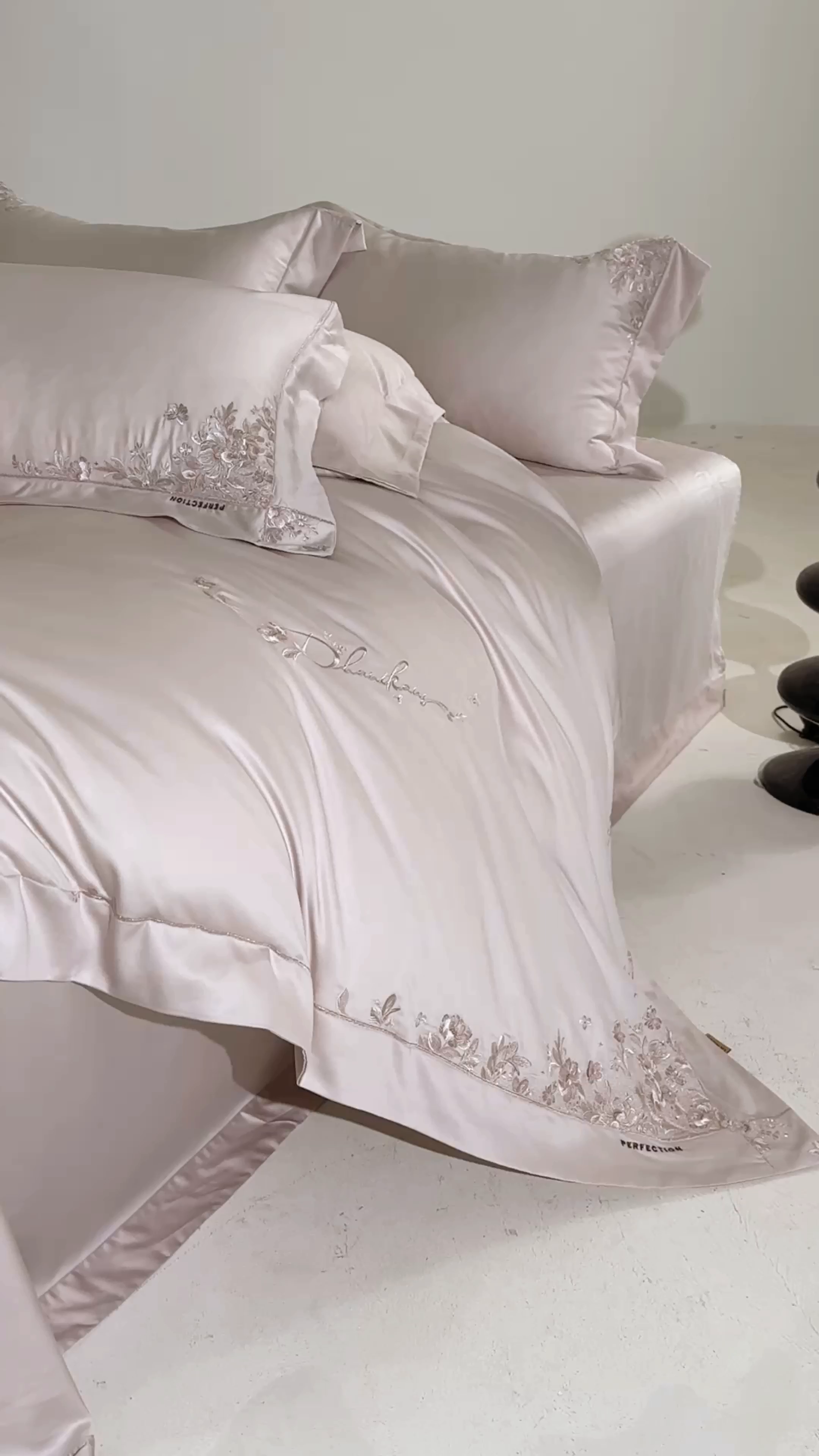 91家纺网 家纺一手货源 找家纺 诗黛尔 2026春夏新品 艾能棉刺绣 嘉伯丽尔系列 嘉伯丽尔-柔米咖