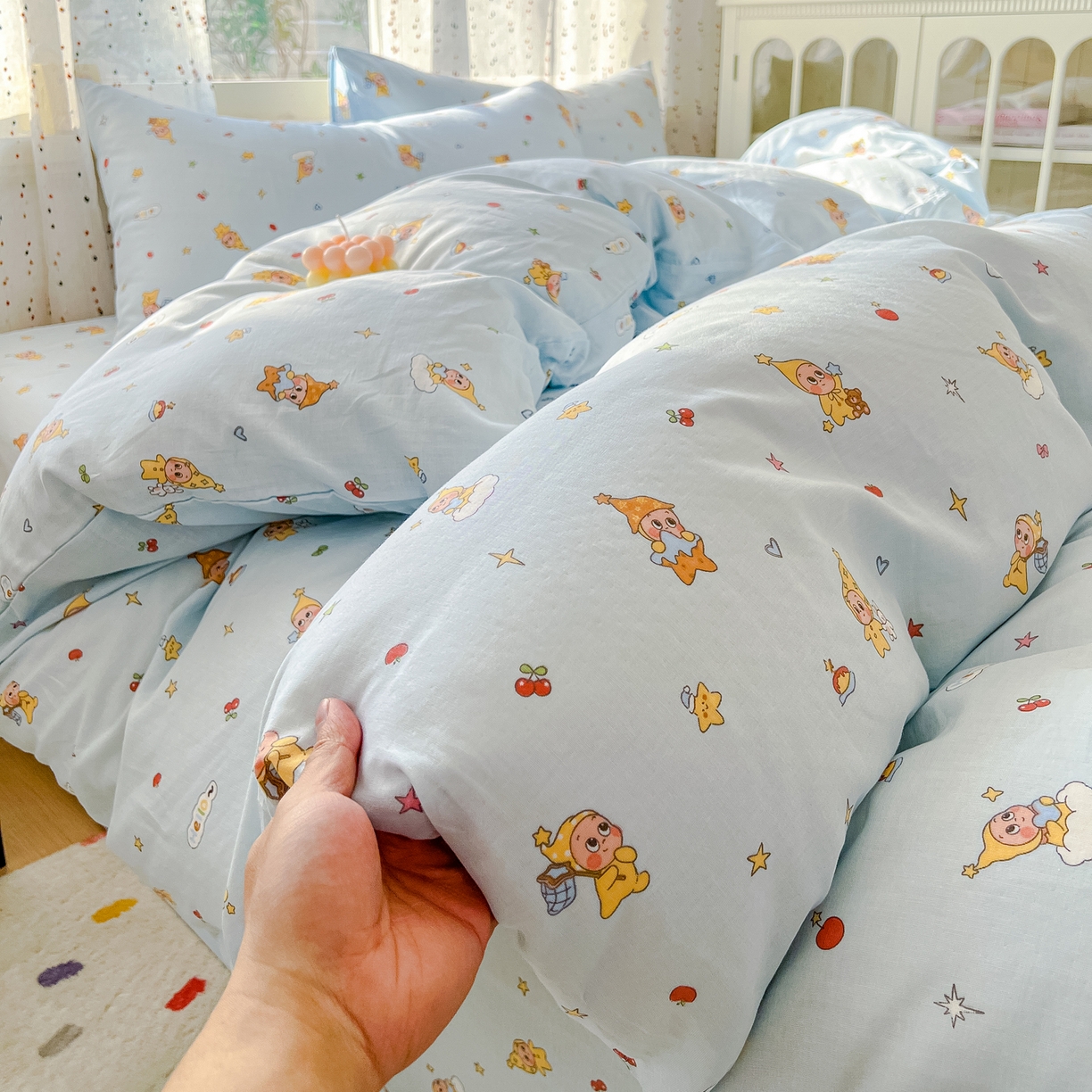 91家纺网 家纺一手货源 找家纺 感遇家纺 2026新款A类全棉有氧双层纱卡通四件套 星星人蓝