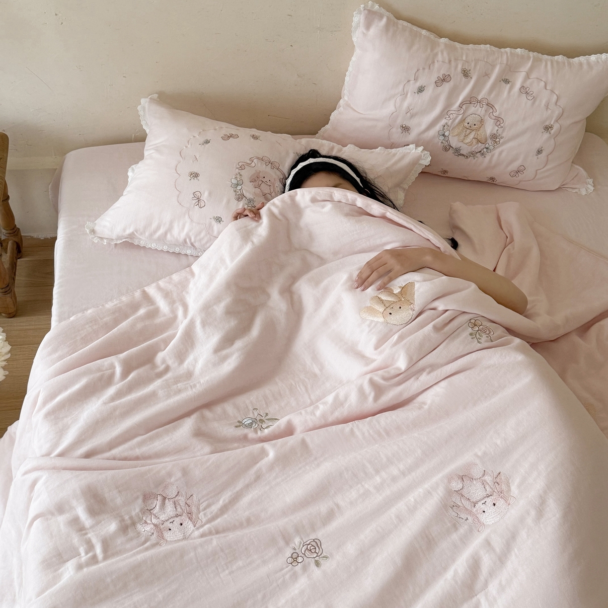 91家纺网 家纺一手货源 找家纺 （总）鹿班家居 2026春夏新款全棉皱皱纱刺绣夏被夏凉被空调被-糯糯奶泡（标准会员-20元）