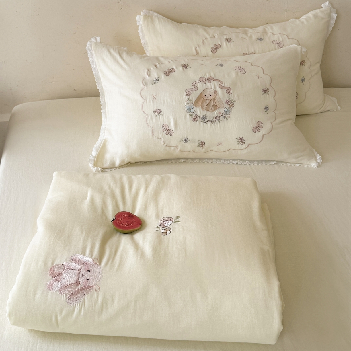 91家纺网 家纺一手货源 找家纺 （总）鹿班家居 2026春夏新款全棉皱皱纱刺绣夏被夏凉被空调被-糯糯奶泡（标准会员-20元）