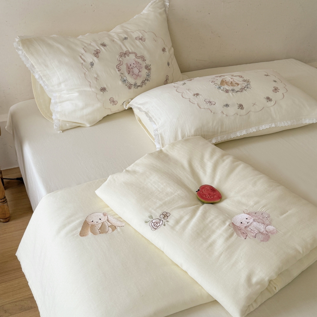 91家纺网 家纺一手货源 找家纺 鹿班家居 2026春夏新款全棉皱皱纱刺绣夏被夏凉被空调被-糯糯奶泡（标准会员-20元） 糯糯奶泡-白色