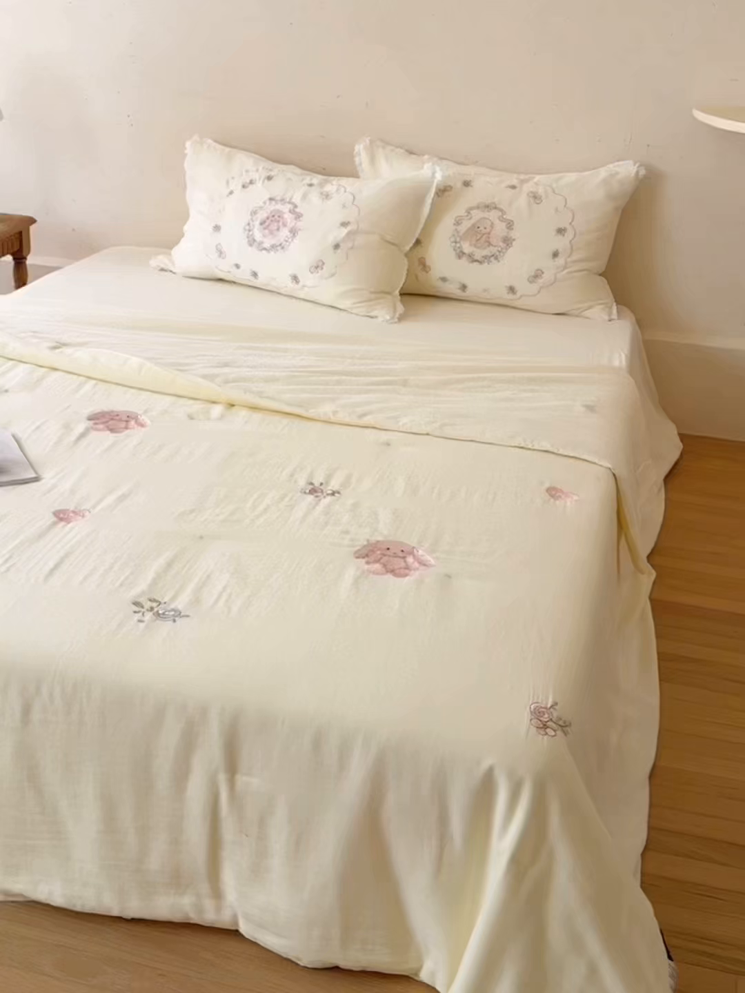 91家纺网 家纺一手货源 找家纺 鹿班家居 2026春夏新款全棉皱皱纱刺绣夏被夏凉被空调被-糯糯奶泡（标准会员-20元） 糯糯奶泡-白色