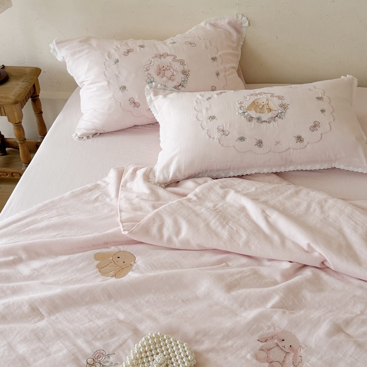 91家纺网 家纺一手货源 找家纺 鹿班家居 2026春夏新款全棉皱皱纱刺绣夏被夏凉被空调被-糯糯奶泡（标准会员-20元） 糯糯奶泡-粉色