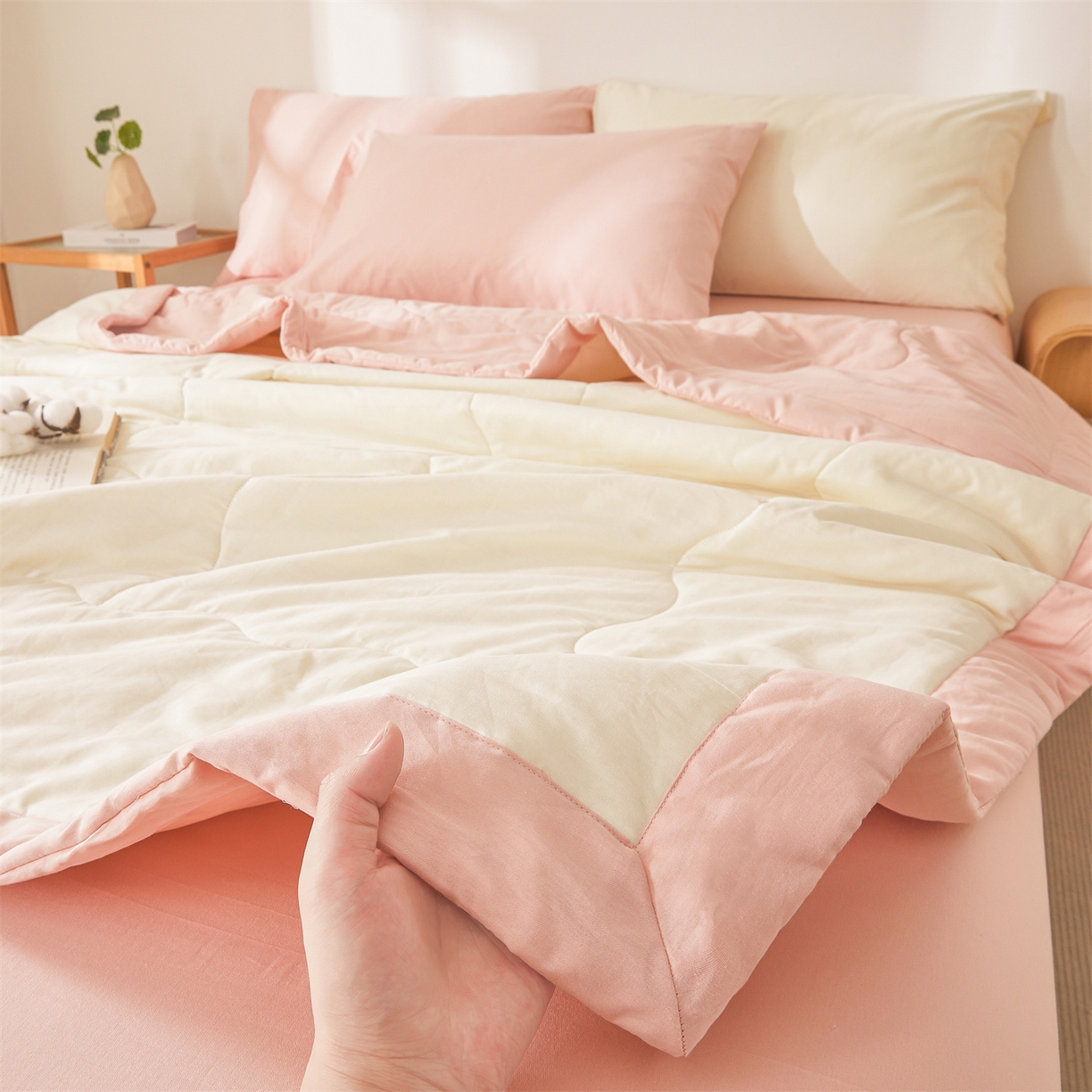 91家纺网 家纺一手货源 找家纺 晓时候 2026新款纯色100%里外全棉新疆棉花被纯棉夏凉被空调被夏被四件套被子被芯 里外全棉-月光白拼粉